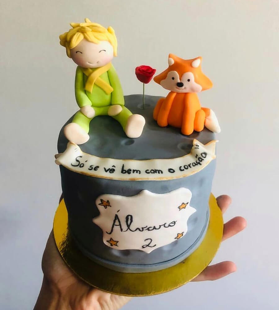 Bolo de pasta americana com bonequinho do Pequeno Príncipe