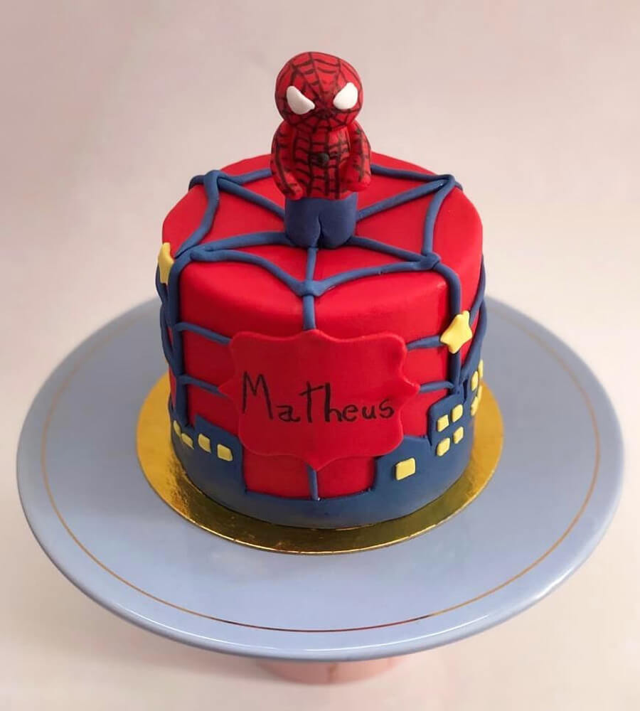 Bolo de pasta americana com bonequinho do homem -aranha