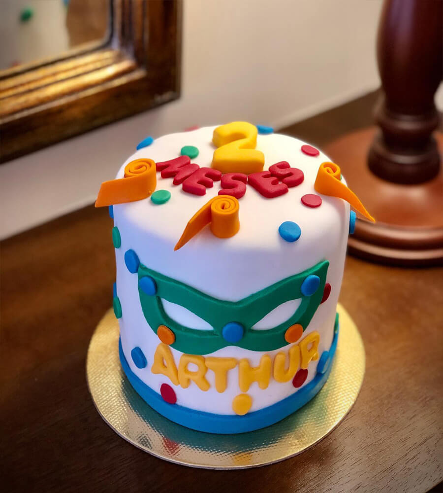 Bolo de pasta americana simples com tema de carnaval