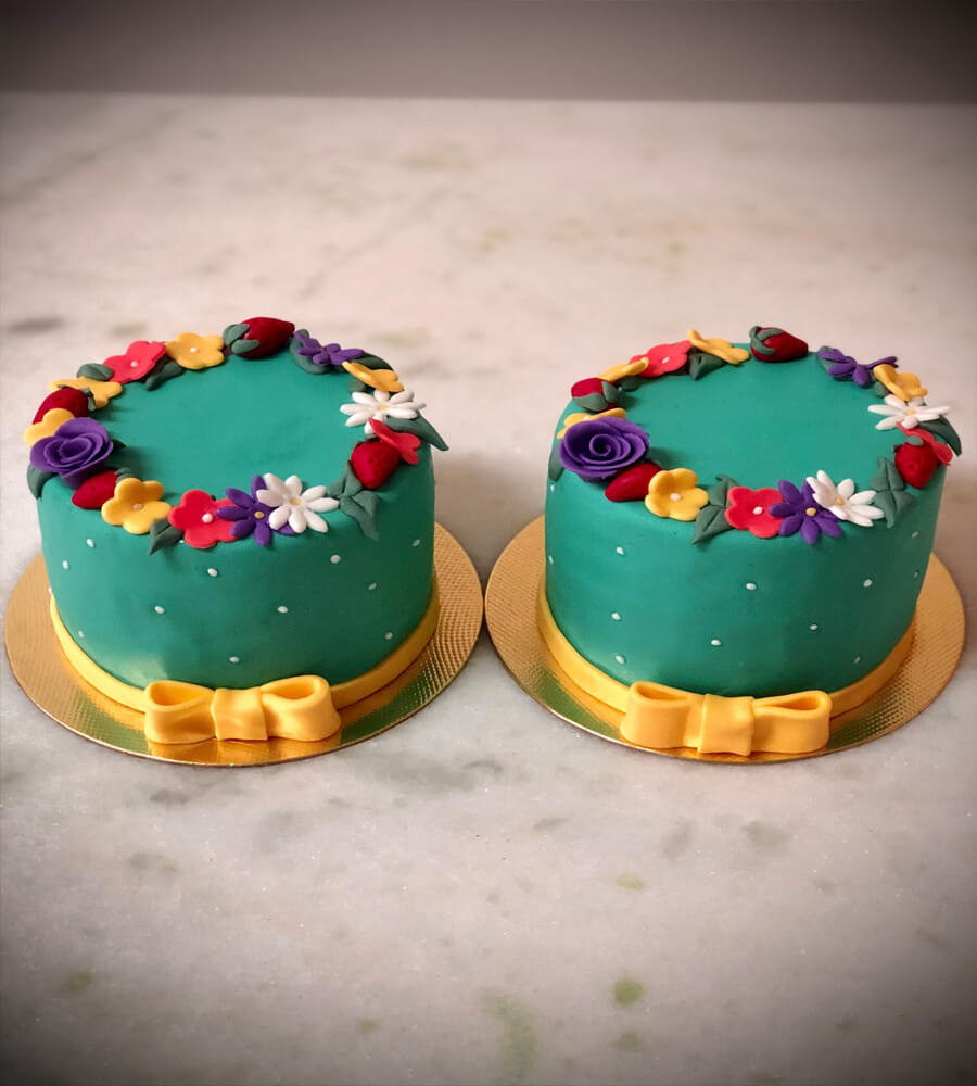 Bolo de pasta americana simples com flores